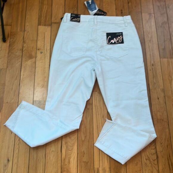 NWT Royalty White Curvy Fit Ultra High Ankle Jeans - Picture 7 of 9